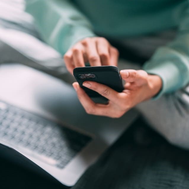 メールを送信している男性