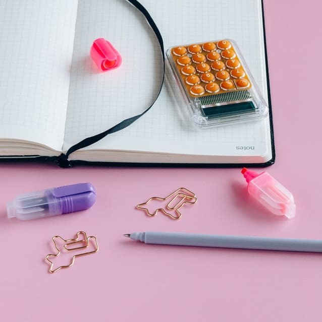 机の上に置いてある電卓